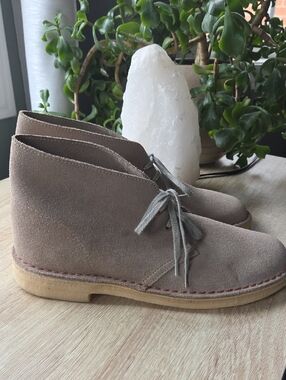 Clarks Originals Desert Boot in Light Taupe Suede